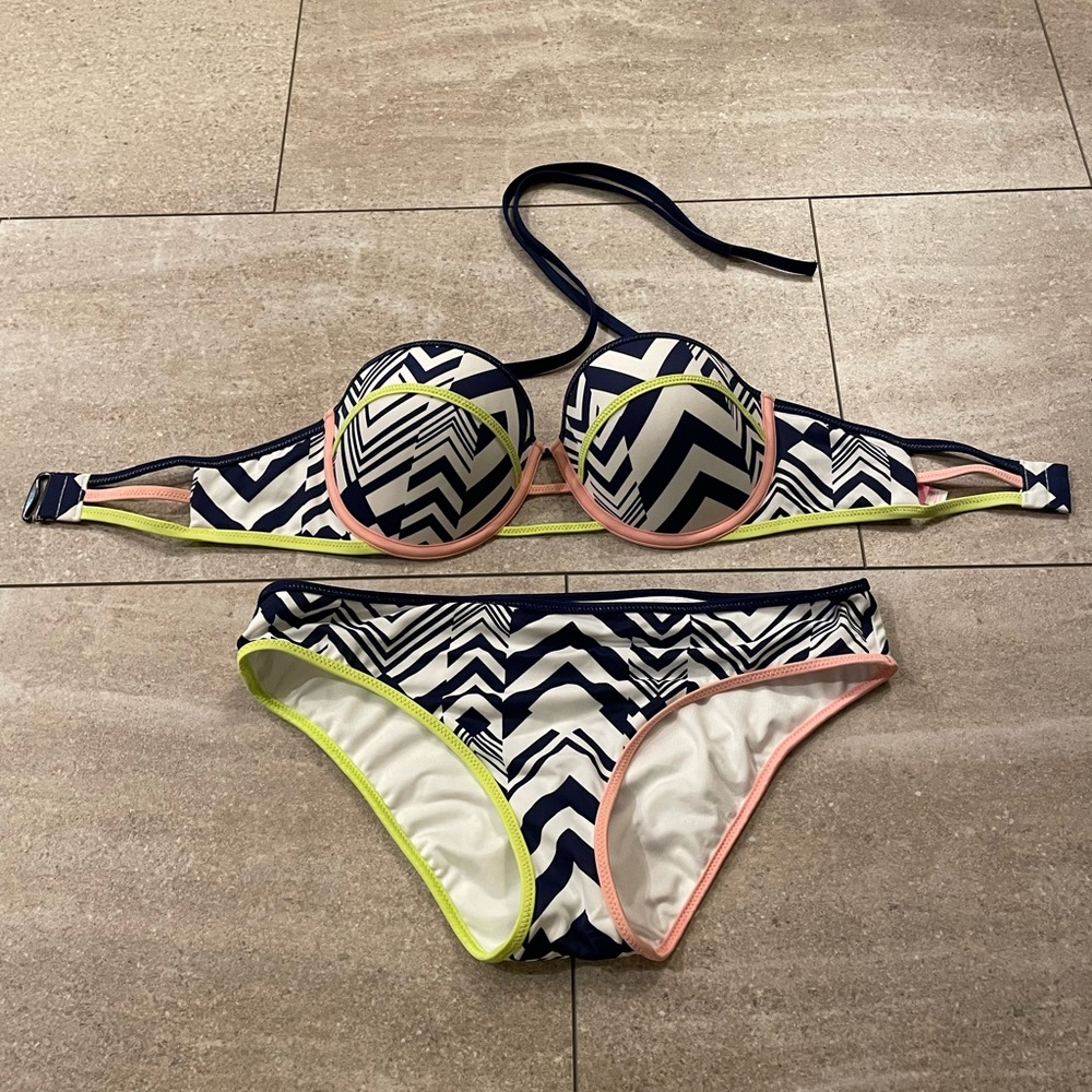 Victoria’s Secret bikini 34D / M